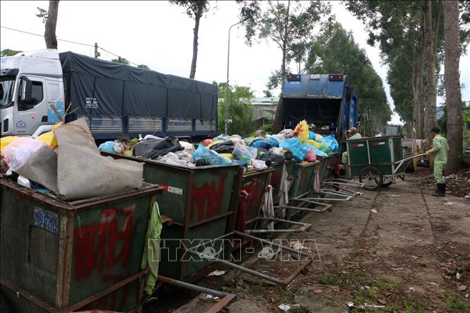 Thu gom, vận chuyển chất thải rắn tại phường Vị Tân, thành phố Cần Thơ. Ảnh: Duy Khương – TTXVN