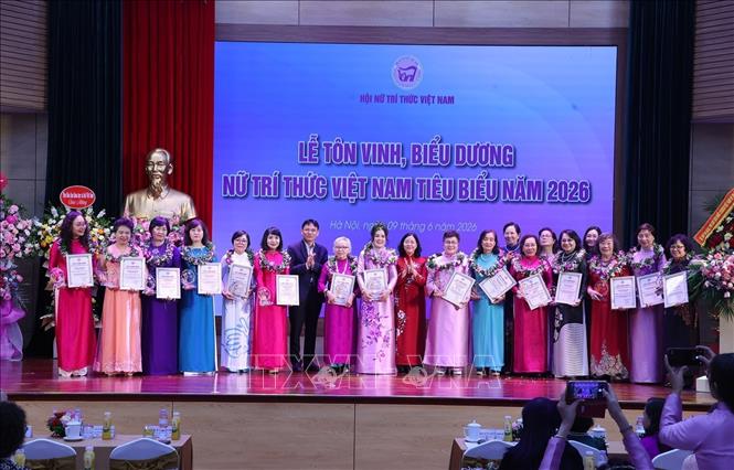 Các hội viên, nữ trí thức tiêu biểu được tặng Bằng khen của Hội Nữ trí thức Việt Nam. Ảnh: Văn Điệp – TTXVN