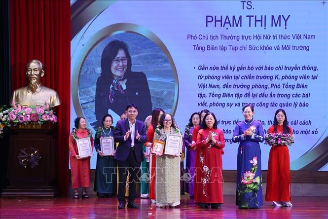 Trao chứng nhận tôn vinh TS. Phạm Thị Mỵ, Phó Chủ tịch Thường trực Hội Nữ trí thức Việt Nam. Ảnh: Văn Điệp – TTXVN