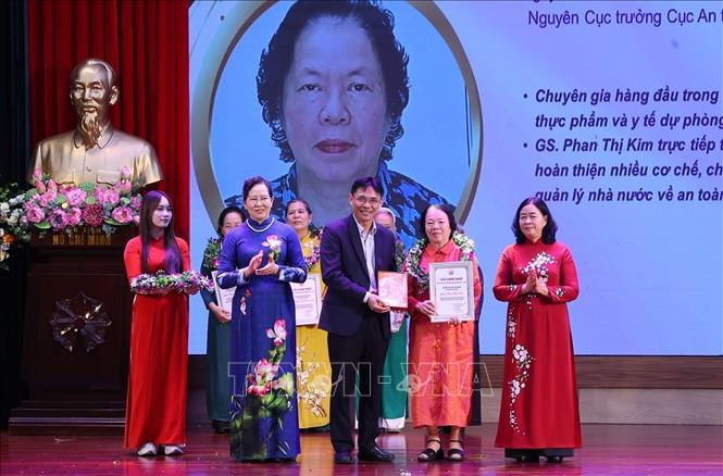 Trao chứng nhận tôn vinh các nữ trí thức Việt Nam tiêu biểu. Ảnh: Văn Điệp – TTXVN
