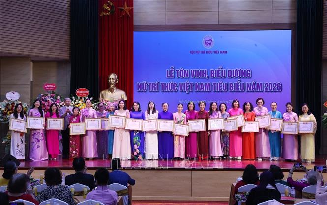 Các hội viên nữ trí thức tiêu biểu được tặng Bằng khen của Hội Nữ trí thức Việt Nam. Ảnh: Văn Điệp – TTXVN