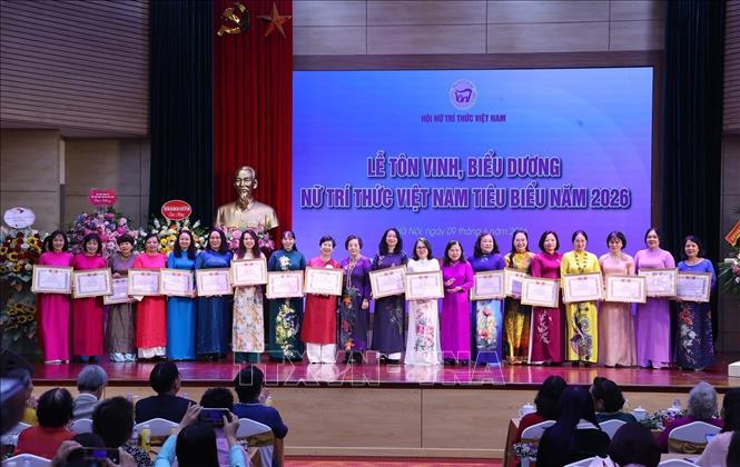 Các hội viên nữ trí thức tiêu biểu được tặng Bằng khen của Hội Nữ trí thức Việt Nam. Ảnh: Văn Điệp – TTXVN