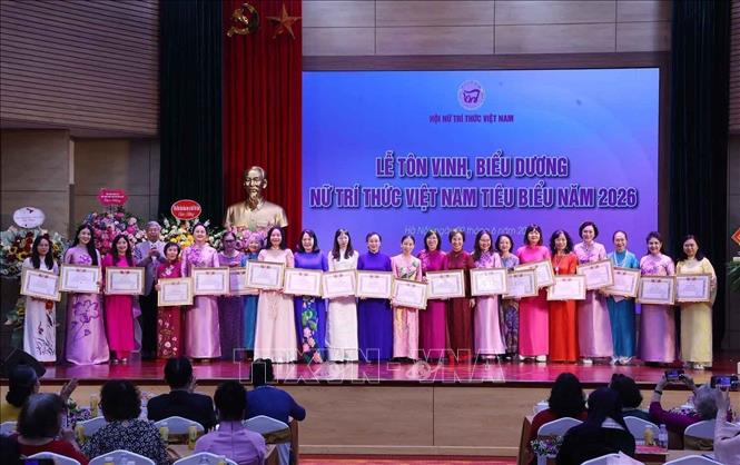 Các hội viên nữ trí thức tiêu biểu được tặng Bằng khen của Hội Nữ trí thức Việt Nam. Ảnh: Văn Điệp – TTXVN