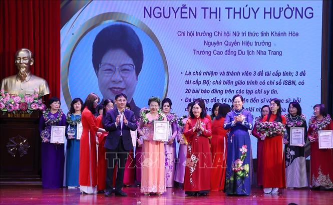 Trao chứng nhận tôn vinh các nữ trí thức Việt Nam tiêu biểu. Ảnh: Văn Điệp – TTXVN