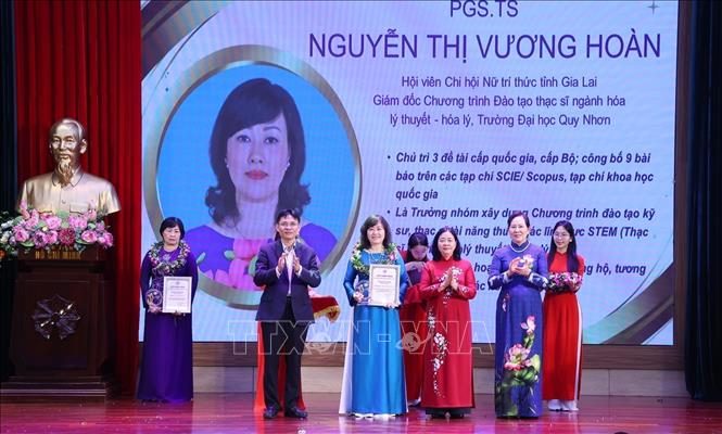 Trao chứng nhận tôn vinh các nữ trí thức Việt Nam tiêu biểu. Ảnh: Văn Điệp – TTXVN