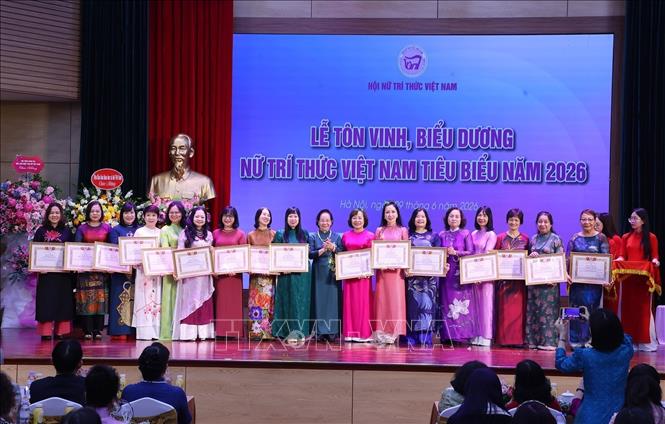 Các hội viên nữ trí thức tiêu biểu được tặng Bằng khen của Hội Nữ trí thức Việt Nam. Ảnh: Văn Điệp – TTXVN