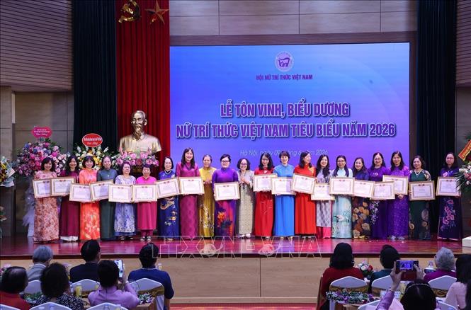 Các hội viên nữ trí thức tiêu biểu được tặng Bằng khen của Hội Nữ trí thức Việt Nam. Ảnh: Văn Điệp – TTXVN