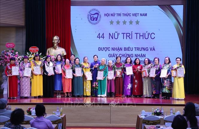 Trao chứng nhận tôn vinh các nữ trí thức Việt Nam tiêu biểu. Ảnh: Văn Điệp – TTXVN