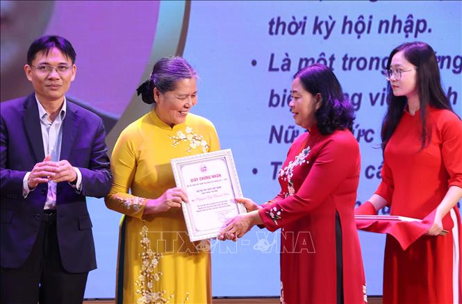 Chủ tịch UBTW MTTQ Việt Nam  Bùi Thị Minh Hoài trao chứng nhận tôn vinh nữ trí thức Việt Nam tiêu biểu. Ảnh: Văn Điệp – TTXVN