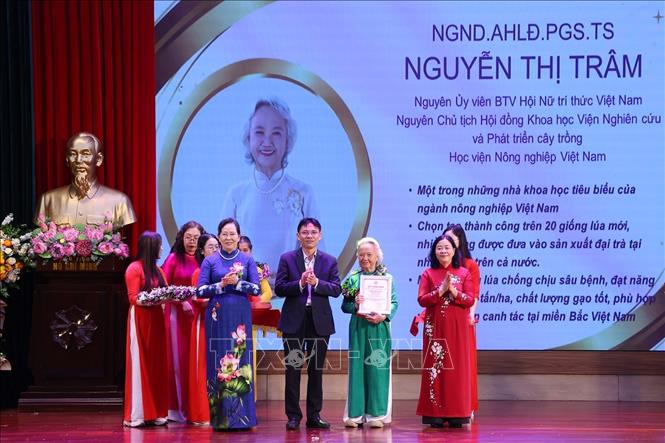 Chủ tịch UBTW MTTQ Việt Nam  Bùi Thị Minh Hoài trao chứng nhận tôn vinh Nhà giáo nhân dân, Anh hùng Lao động, PGS.TS. Nguyễn Thị Trâm. Ảnh: Văn Điệp – TTXVN