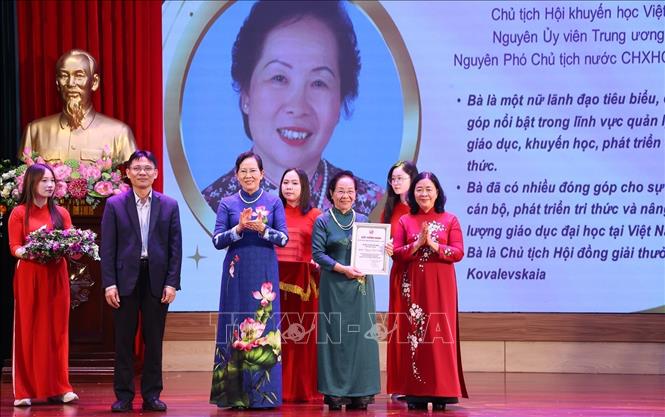Chủ tịch UBTW MTTQ Việt Nam Bùi Thị Minh Hoài trao chứng nhận tôn vinh GS.TS. Nguyễn Thị Doan, Chủ tịch Danh dự Hội Nữ trí thức Việt Nam, Chủ tịch Hội Khuyến học Việt Nam, nguyên Ủy viên Trung ương Đảng, nguyên Phó Chủ tịch nước. Ảnh: Văn Điệp – TTXVN
