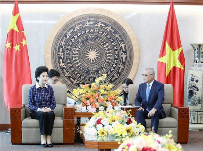 Phó Chủ tịch Chính hiệp toàn quốc Trung Quốc Hàm Huy trao đổi hợp tác toàn diện với Bí thư Tỉnh ủy Phú Thọ Phạm Đại Dương. Ảnh: Tạ Toàn – TTXVN