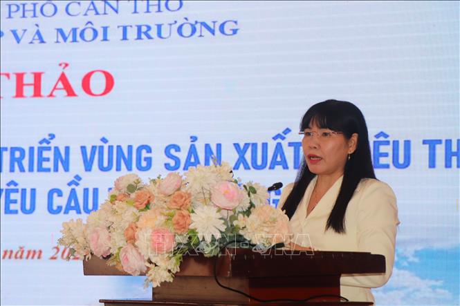 Bà Nguyễn Thị Giang, Phó Giám đốc Sở NN&MT TP.Cần Thơ thông tin về định hướng phát triển vùng sản xuất cây ăn quả trên địa bàn TP.Cần Thơ đáp ứng thị trường xuất khẩu. Ảnh: Thu Hiền – TTXVN