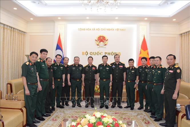 Phó Thủ tướng, Bộ trưởng Quốc phòng Phan Văn Giang với Phó Thủ tướng, Bộ trưởng Bộ Quốc phòng Lào Khamliang Outhakaysone và các đại biểu chụp ảnh chung. Ảnh: TTXVN phát
