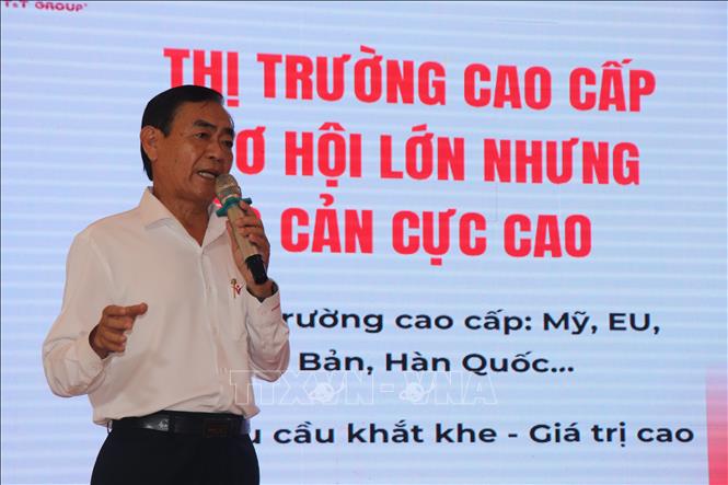 Ông Nguyễn Đình Mười, Phó Tổng giám đốc Công ty Vina T&T thông tin về hợp tác liên kết sản xuất – tiêu thụ cây ăn quả đáp ứng tiêu chuẩn xuất khẩu. Ảnh: Thu Hiền – TTXVN