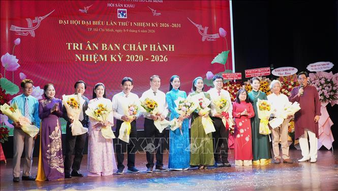 Ban Chấp hành Hội Sân khấu TP. Hồ Chí Minh lần thứ nhất (nhiệm kỳ 2026 - 2031) gồm 11 thành viên ra mắt Đại hội. Ảnh: Hữu Duyên - TTXVN
