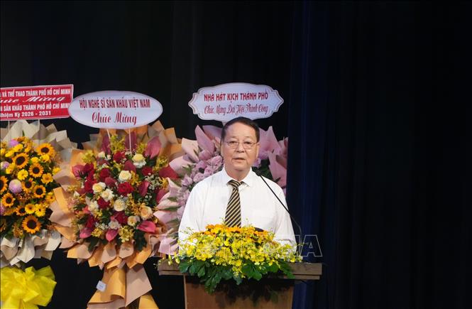 Đạo diễn Tôn Thất Cần báo cáo kết quả thực hiện nhiệm vụ Hội Sân khấu TP. Hồ Chí Minh nhiệm kỳ 2021-2026. Ảnh: Hữu Duyên – TTXVN 