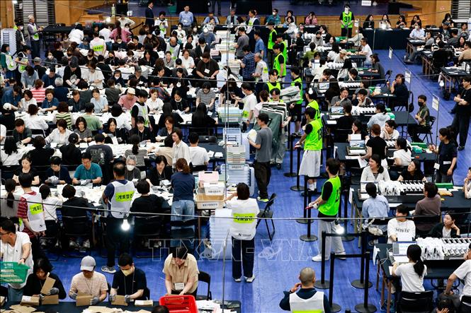 Nhân viên bầu cử kiểm phiếu trong cuộc bầu cử địa phương ở Seoul, Hàn Quốc ngày 3/6/2026. Ảnh: THX/TTXVN