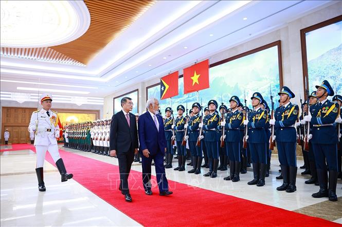 Thủ tướng Lê Minh Hưng và Thủ tướng Timor-Leste Kay Rala Xanana Gusmão duyệt Đội danh dự Quân đội nhân dân Việt Nam. Ảnh: Dương Giang – TTXVN