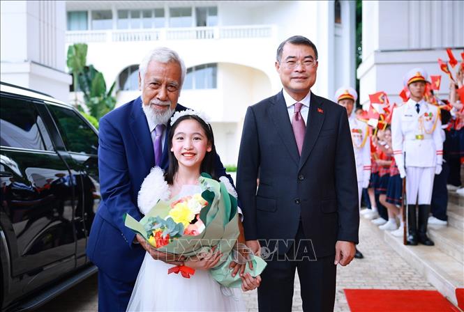 Thiếu nhi Thủ đô tặng hoa chào mừng Thủ tướng Timor-Leste Kay Rala Xanana Gusmão thăm chính thức Việt Nam và tham dự Diễn đàn Tương lai ASEAN lần thứ ba. Ảnh: Dương Giang – TTXVN
