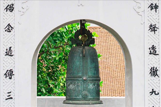 Hai bên gác chuông chùa Bắc Biên là câu đối Hán tự với nội chuông vang thấu chín tầng trời, lời kinh kệ truyền khắp ba cõi. Ảnh: Phạm Tuấn Anh - TTXVN
