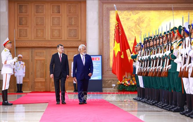 Thủ tướng Lê Minh Hưng và Thủ tướng Timor-Leste Kay Rala Xanana Gusmão duyệt Đội danh dự Quân đội nhân dân Việt Nam. Ảnh: Dương Giang – TTXVN