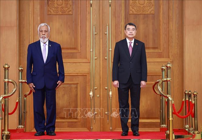Thủ tướng Lê Minh Hưng và Thủ tướng Timor-Leste Kay Rala Xanana Gusmão nghe Quân nhạc cử Quốc thiều hai nước. Ảnh: Dương Giang – TTXVN