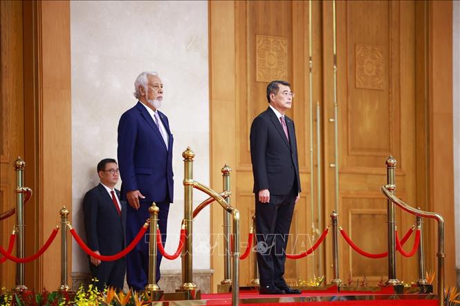 Thủ tướng Lê Minh Hưng và Thủ tướng Timor-Leste Kay Rala Xanana Gusmão nghe Quân nhạc cử Quốc thiều hai nước. Ảnh: Dương Giang – TTXVN