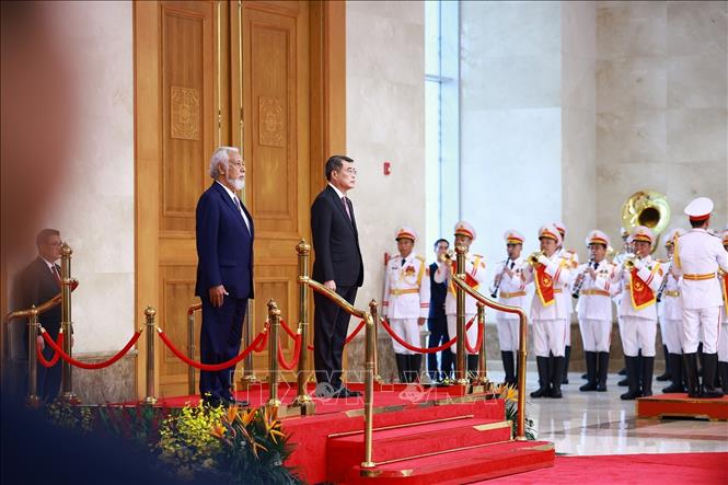 Thủ tướng Lê Minh Hưng và Thủ tướng Timor-Leste Kay Rala Xanana Gusmão nghe Quân nhạc cử Quốc thiều hai nước. Ảnh: Dương Giang – TTXVN