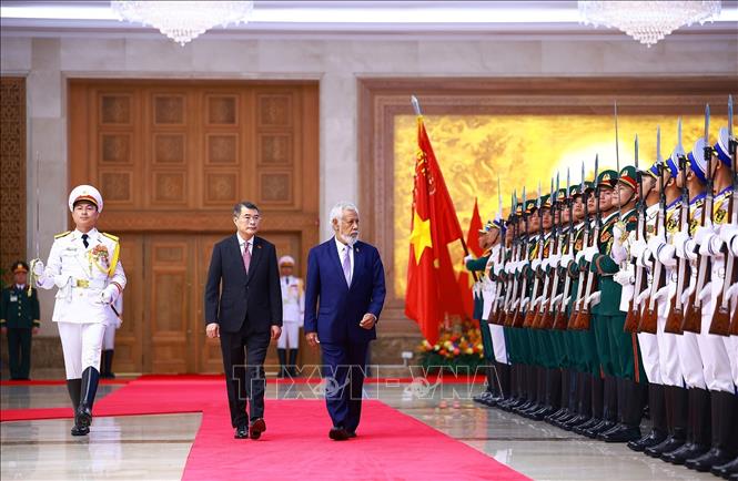 Thủ tướng Lê Minh Hưng và Thủ tướng Timor-Leste Kay Rala Xanana Gusmão duyệt Đội danh dự Quân đội nhân dân Việt Nam. Ảnh: Dương Giang – TTXVN