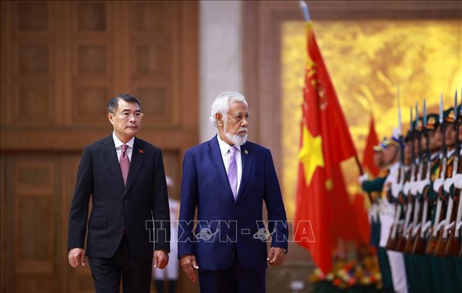 Thủ tướng Lê Minh Hưng và Thủ tướng Timor-Leste Kay Rala Xanana Gusmão duyệt Đội danh dự Quân đội nhân dân Việt Nam. Ảnh: Dương Giang – TTXVN