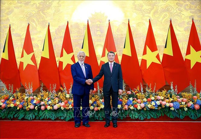 Thủ tướng Lê Minh Hưng và Thủ tướng Timor-Leste Kay Rala Xanana Gusmão chụp ảnh chung. Ảnh: Dương Giang – TTXVN