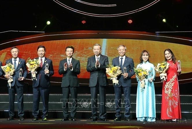 Tổng Bí thư Tô Lâm và Bộ trưởng Bộ Thông tin và Truyền thông Nguyễn Mạnh Hùng chúc mừng các doanh nghiệp công nghệ số Việt Nam tiên phong tiến vào Kỷ nguyên mới (Hà Nội, 15/1/2025). Ảnh: Thống Nhất - TTXVN