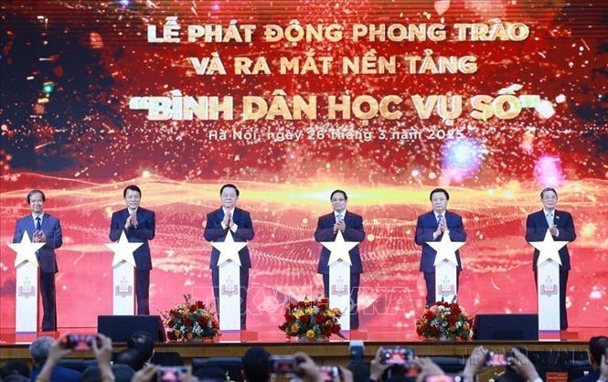 Chiều 26/3/2025, tại Hà Nội, Thủ tướng Phạm Minh Chính và các đại biểu thực hiện nghi thức phát động Phong trào “Bình dân học vụ số”. Ảnh: Dương Giang - TTXVN