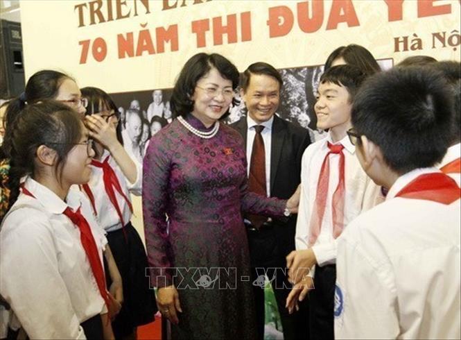 Phó Chủ tịch nước Đặng Thị Ngọc Thịnh với học sinh trường THCS Trưng Vương (Hà Nội) trong ngày khai mạc Triển lãm ảnh 