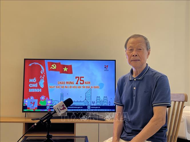 Kỷ niệm 75 năm Chủ tịch Hồ Chí Minh ra lời kêu gọi thi đua ái quốc (11/6/1948-11/6/2023), phóng viên TTXVN tại Hong Kong có dịp trò chuyện với ông Lý Minh Hán - người có nhiều năm nghiên cứu về Việt Nam và Chủ tịch Hồ Chí Minh, đồng thời là cố vấn cho bộ phim “Nguyễn Ái Quốc ở Hong Kong”, lắng nghe ông chia sẻ những cảm nghĩ của mình về phong trào thi đua ái quốc do Chủ tịch Hồ Chí Minh phát động. Ảnh: Mạc Luyện - PV TTXVN tại Hong Kong