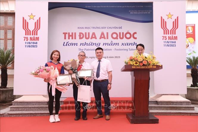 Nhà giáo nhân dân, Anh hùng Lao động Nguyễn Đức Thìn và VĐV điền kinh Nguyễn Thị Oanh trao tặng hiện vật cho Bảo tàng Lịch sử quốc gia nhân dịp Kỷ niệm 75 năm Ngày Chủ tịch Hồ Chí Minh ra Lời kêu gọi Thi đua ái quốc (11/6/1948 - 11/6/2023), sáng 9/6/2023, tại Hà Nội, Bảo tàng Lịch sử quốc gia tổ chức Trưng bày chuyên đề: “Thi đua ái quốc - Ươm những mầm xanh”. Ảnh: Minh Quyết - TTXVN