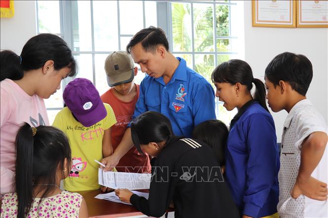Là một cán bộ luôn năng động, sáng tạo trong phong trào thi đua ái quốc. Bí thư đoàn xã Long Thành Bắc, huyện Hòa Thành, Tây Ninh Nguyễn Duy Hiếu đang hướng dẫn các em học sinh đăng ký sinh hoạt hè. Ảnh: Lê Đức Hoảnh - TTXVN