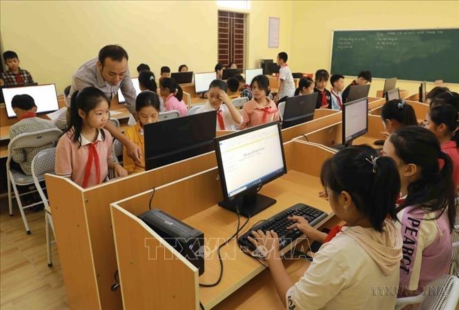 Giờ học tin học của học sinh lớp 6 trường THCS Đại An, xã Đại An, huyện Thanh Ba (Phú Thọ). Xã Đại An là một xã đặc biệt khó khăn của huyện và đang phấn đấu về đích nông thôn mới năm 2020. Ảnh: Vũ Sinh - TTXVN
