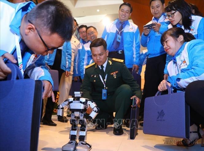 Các đại biểu trải nghiệm sản phẩm công nghệ của Cụm Thanh niên Đông Nam Bộ tại Đại hội đại biểu toàn quốc Đoàn TNCS Hồ Chí Minh lần thứ XII, nhiệm kỳ 2022 - 2027, với khẩu hiệu 