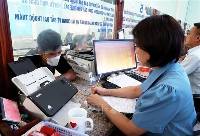Tỉnh Bình Phước phát động phong trào thi đua “Đẩy mạnh cải cách hành chính nhà nước” tỉnh Bình Phước giai đoạn 2024 - 2025. Trong ảnh: Cán bộ tại bộ phận một cửa hành chính công của UBND huyện Bù Đăng phục vụ người dân. Ảnh: Hồng Đạt - TTXVN