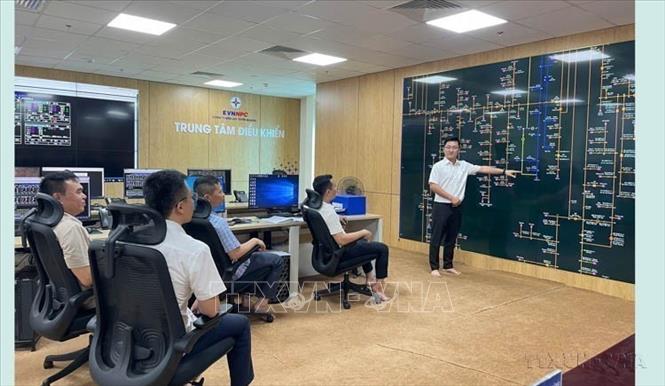 Kỹ sư Phạm Quốc Tiến, phòng Điều độ, Công ty Điện lực Tuyên Quang đưa ra nhiều sáng kiến nâng cao hiệu quả, cải thiện năng suất, cung cấp điện và giảm thiểu rủi ro của hệ thống điện trên địa bàn tỉnh. Ảnh: Hoàng Hải - TTXVN