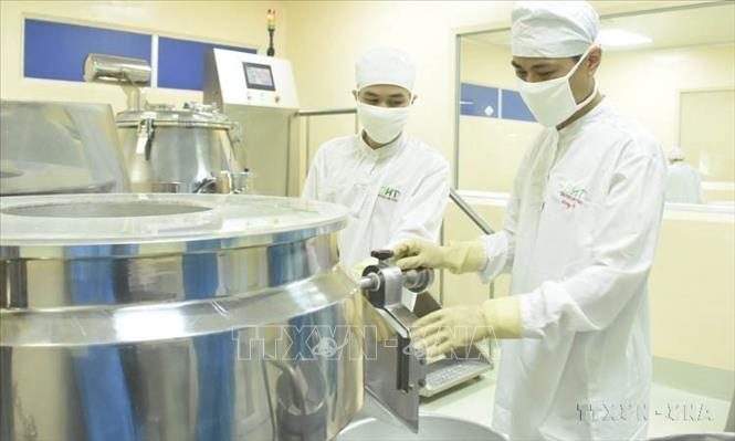 Phong trào thi đua “Lao động giỏi”, đặc biệt là phong trào phấn đấu đạt danh hiệu “Công nhân giỏi Thủ đô” đã được các cấp Công đoàn và công nhân viên chức - lao động Thủ đô tích cực triển khai, hưởng ứng. Trong ảnh: Anh Nguyễn Hoàng Long -Tổ trưởng Tổ pha chế thuốc viên Công ty cổ phần dược phẩm Hà Tây chế tạo ra những dược phẩm chất lượng, giá thành hợp lý, giảm chi phí sản xuất cho doanh nghiệp. Ảnh: Minh Nghĩa - TTXVN