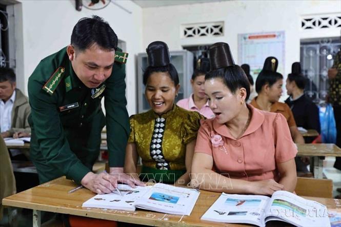 Với hơn 20 năm dạy lớp xóa mù chữ cho bà con dân tộc, thầy giáo quân hàm xanh Lò Văn Thoại (Đồn Biên phòng Nậm Lạch, Sơn La) nhiều lần được Sở GD&ĐT, Hội Khuyến học tỉnh Sơn La trao tặng bằng khen, Bộ đội biên phòng tỉnh Sơn La tuyên dương 