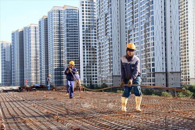 Ban Quản lý dự án đầu tư xây dựng các công trình giao thông TP. Hồ Chí Minh phối hợp với Sở Giao thông Vận tải cùng các địa phương, nhà thầu tổ chức phát động đợt thi đua 365 ngày đêm đẩy nhanh tiến độ thi công dự án đường Vành đai 3 đoạn qua Thành phố. Ảnh: Tiến Lực - TTXVN