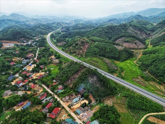 Cao tốc Nội Bài - Lào Cai chính thức đưa vào khai thác từ 21/9/2014, trở thành tuyến giao thông huyết mạch, góp phần tích cực phát huy tiềm năng để phát triển kinh tế-xã hội của các tỉnh trong vùng dự án nói riêng và khu vực Tây Bắc nói chung. Ảnh: Tuấn Anh - TTXVN