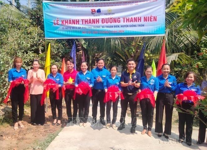 Khánh thành công trình “Đường Thanh niên” tại ấp Phú Thứ Trong, xã Thuận Điền, huyện Giồng Trôm (Bến Tre) chào mừng Đại hội Hội LHTN Việt Nam các cấp. Ảnh: Chương Đài - TTXVN