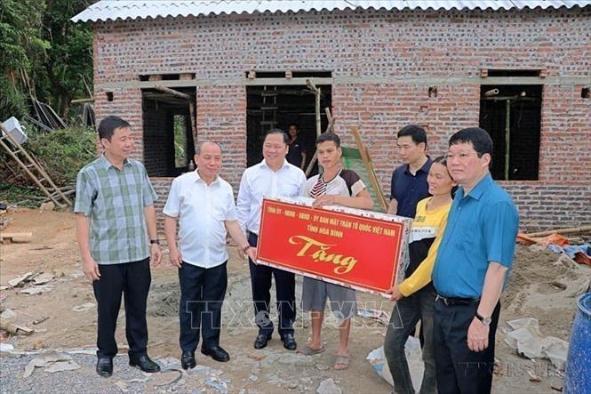 Đoàn công tác Tỉnh ủy Hòa Bình tặng quà hộ gia đình khó khăn của chương trình xóa nhà tạm, nhà dột nát (22/04/2025). Ảnh: Thanh Hải - TTXVN