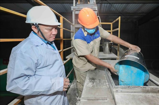 Các nguyên liệu vi lượng quan trọng được đưa vào hệ thống trộn nhiều tầng hiện đại của Nbee Feed đảm bảo độ đồng đều tối đa, giúp sản phẩm đạt chất lượng cao và ổn định. Ảnh: Phan Phương - TTXVN