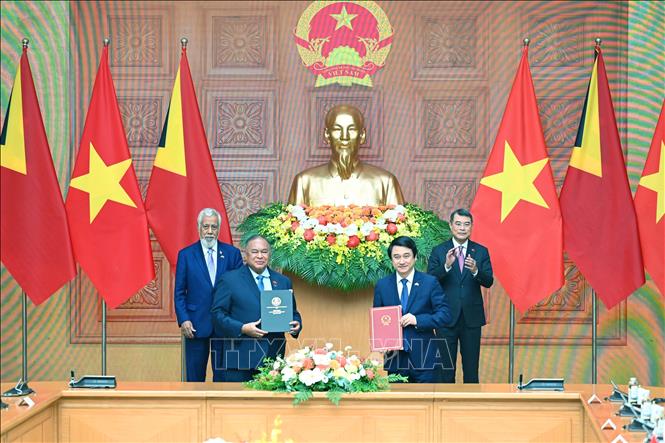 Thủ tướng Lê Minh Hưng và Thủ tướng Timor-Leste Kay Rala Xanana Gusmão chứng kiến trao Hiệp định giữa Chính phủ hai nước về miễn thị thực cho người mang hộ chiếu phổ thông. Ảnh: Dương Giang – TTXVN 